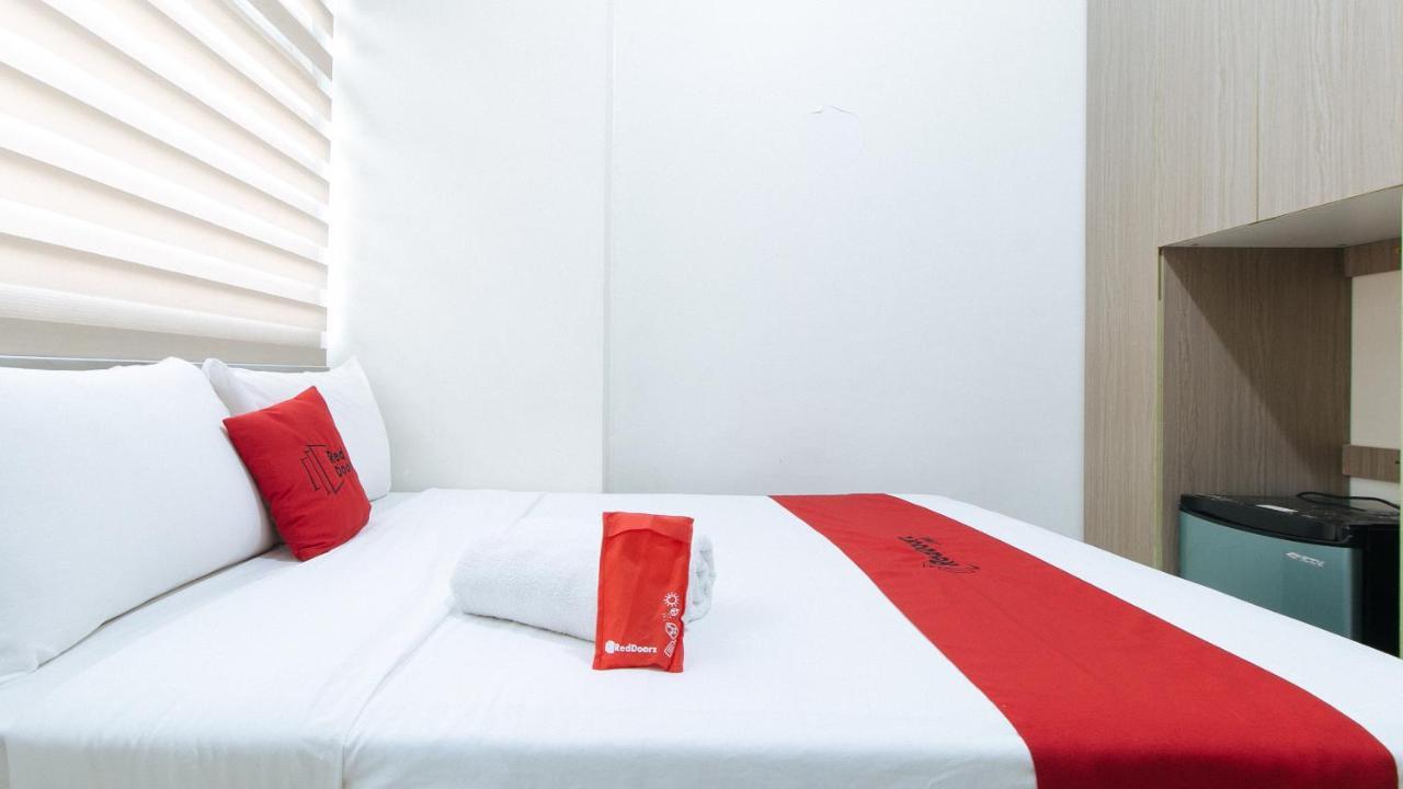 Reddoorz Plus @ Urban Deca Tower Edsa 2 ماندالويونغ المظهر الخارجي الصورة